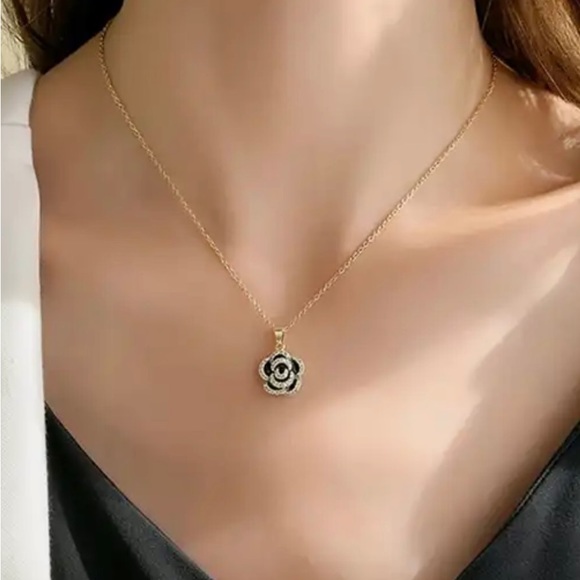 14 k gold flower necklace, diamond. - Picture 2 of 3